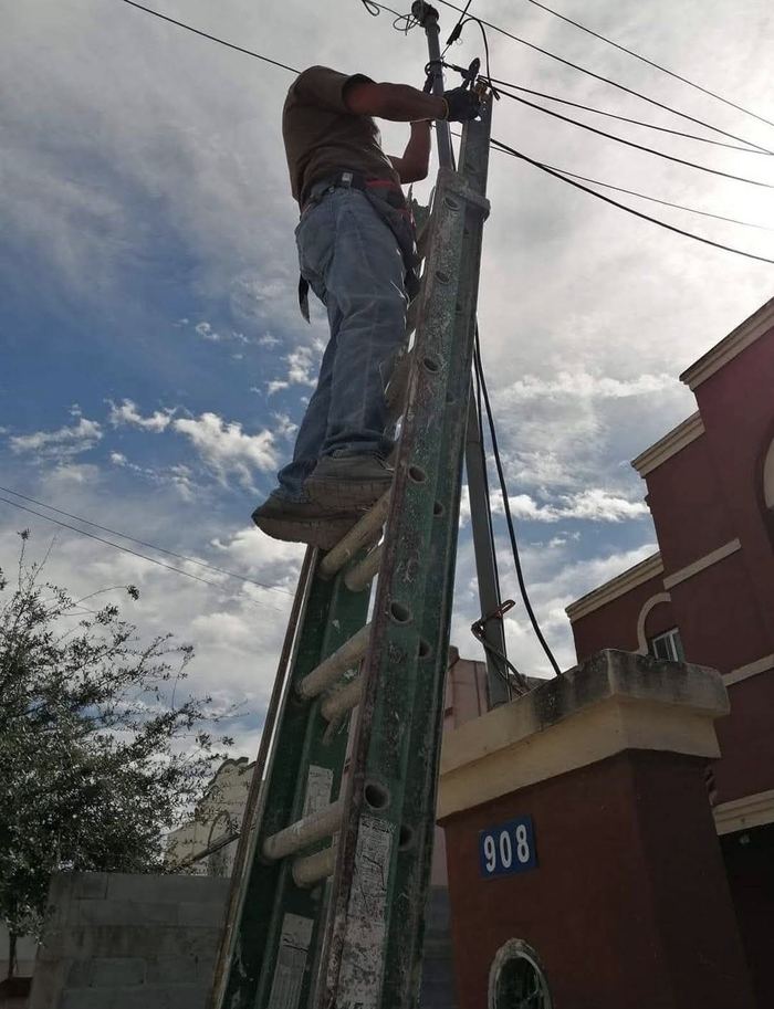 Trabajo eléctrico en altura, poste de servicio